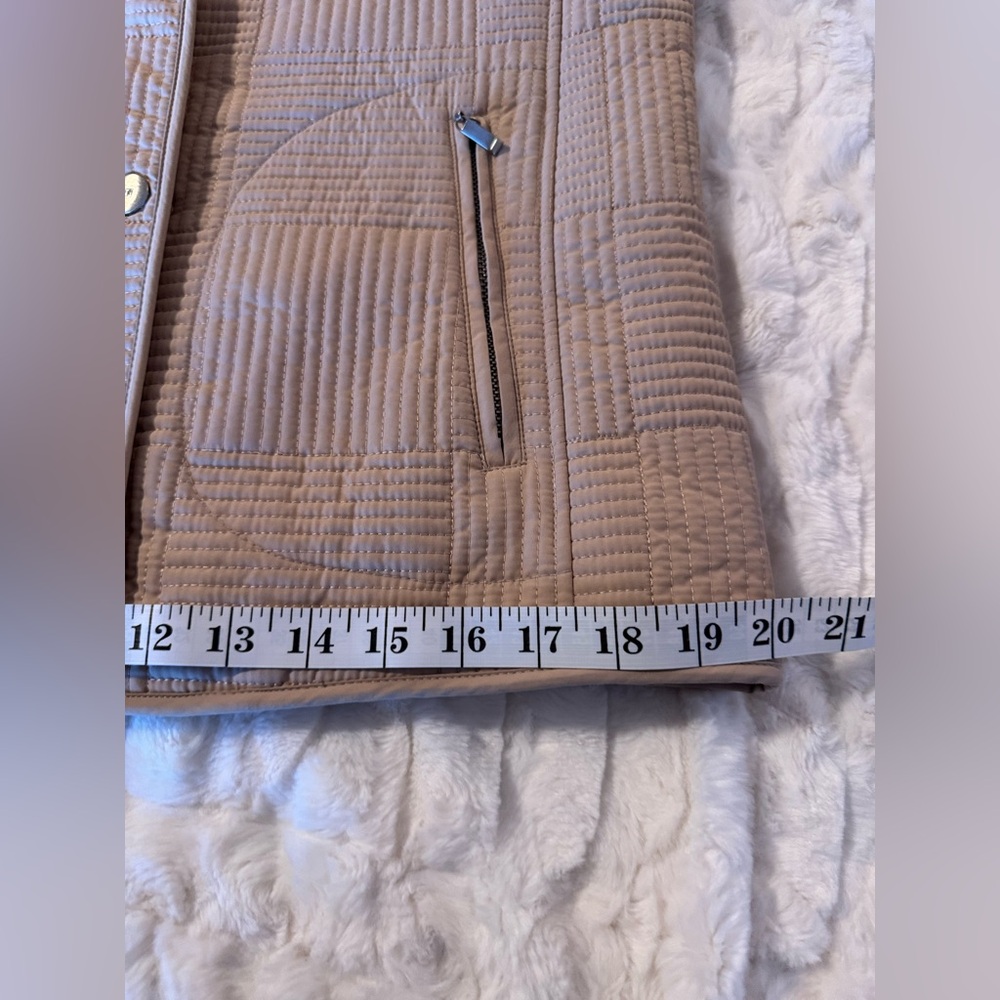NWOT Tan Quilted Women’s Jacket Size PS
Water Resistant - Picture 9 of 12